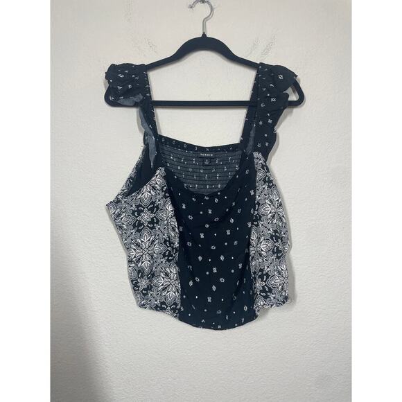 Torrid Plus Size 3/3X Challis Smocked Cropped Top Black Flutter Sleeves Geo - Picture 3 of 9